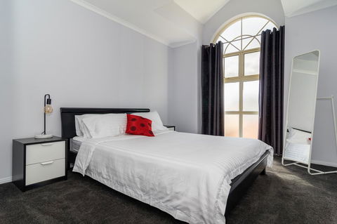 Port Adelaide Harbourside House - Airlie Beach Holiday 8