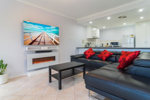 Port Adelaide Harbourside House - Airlie Beach Holiday 3