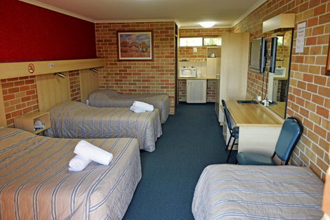 Windsor Terrace Motel - Airlie Beach Holiday 9