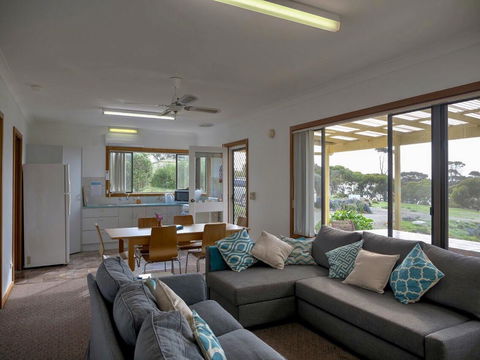 Emu Bay Holiday Homes - Airlie Beach Holiday 7
