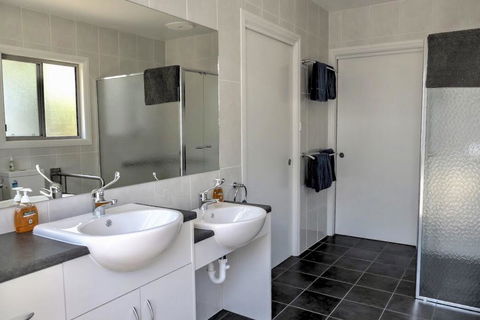 Emu Bay Holiday Homes - Airlie Beach Holiday 14