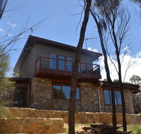 Of Stone and Wood Guesthouse - Airlie Beach Holiday