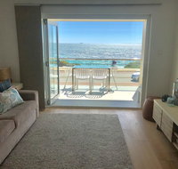 Cottesloe Beachfront Ocean View Apartment - Airlie Beach Holiday