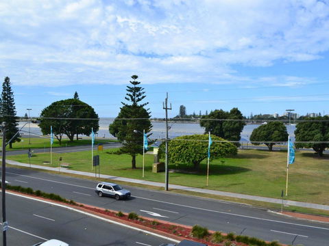 Oxley 8 At Tuncurry - Airlie Beach Holiday 1