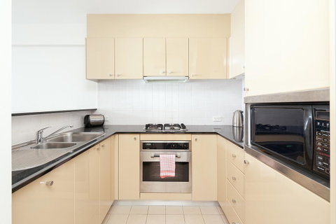 Waterfront Apartment On Sydney Harbour - Airlie Beach Holiday 8
