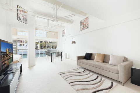 Waterfront Apartment On Sydney Harbour - Airlie Beach Holiday 6