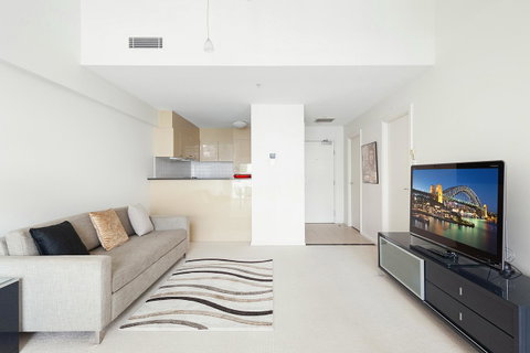 Waterfront Apartment On Sydney Harbour - Airlie Beach Holiday 7