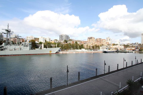 Waterfront Apartment On Sydney Harbour - Airlie Beach Holiday 12