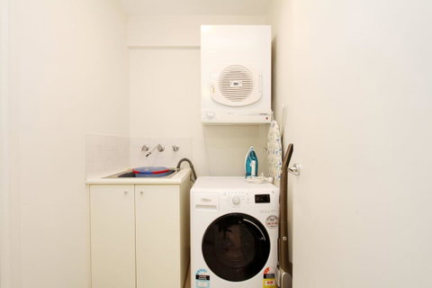 Waterfront Apartment On Sydney Harbour - Airlie Beach Holiday 9
