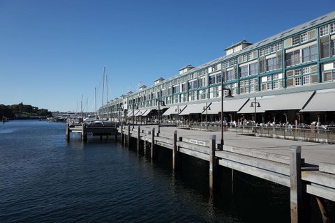 Waterfront Apartment On Sydney Harbour - Airlie Beach Holiday 11