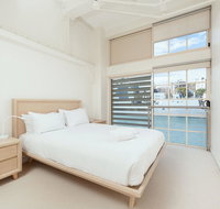 Waterfront Apartment on Sydney Harbour - Airlie Beach Holiday