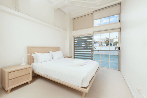 Waterfront Apartment On Sydney Harbour - Airlie Beach Holiday 0