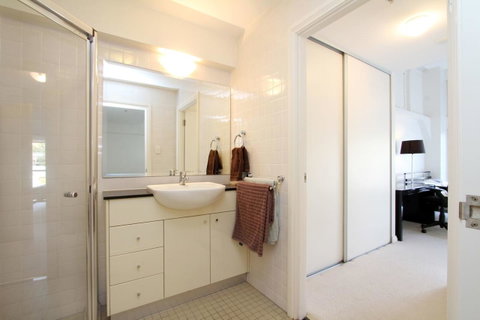 Waterfront Apartment On Sydney Harbour - Airlie Beach Holiday 4