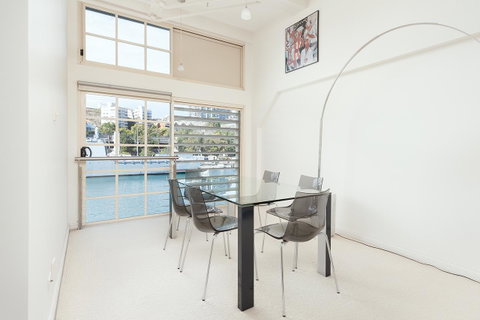 Waterfront Apartment On Sydney Harbour - Airlie Beach Holiday 2