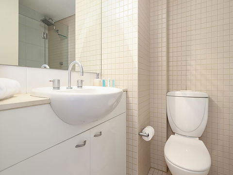 Lower Bridge And Sails - Executive 2BR Darlinghurst Apartment With Balcony And Rooftop Views - Airlie Beach Holiday 10