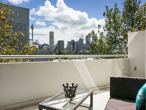 Lower Bridge And Sails - Executive 2BR Darlinghurst Apartment With Balcony And Rooftop Views - Airlie Beach Holiday 6