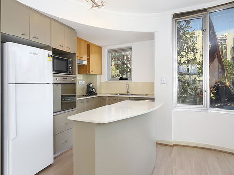 Lower Bridge And Sails - Executive 2BR Darlinghurst Apartment With Balcony And Rooftop Views - Airlie Beach Holiday 3