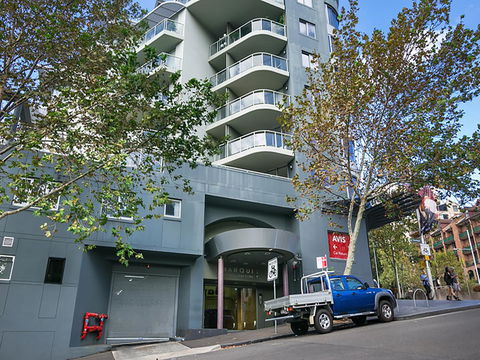 Lower Bridge And Sails - Executive 2BR Darlinghurst Apartment With Balcony And Rooftop Views - Airlie Beach Holiday 14