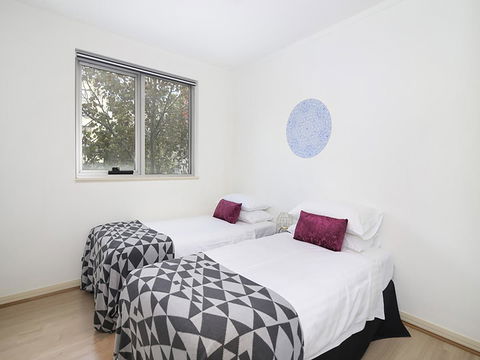 Lower Bridge And Sails - Executive 2BR Darlinghurst Apartment With Balcony And Rooftop Views - Airlie Beach Holiday 8