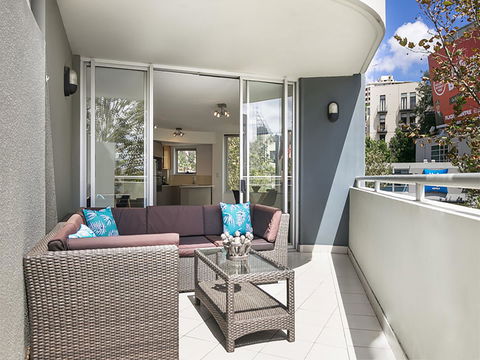 Lower Bridge And Sails - Executive 2BR Darlinghurst Apartment With Balcony And Rooftop Views - Airlie Beach Holiday 5