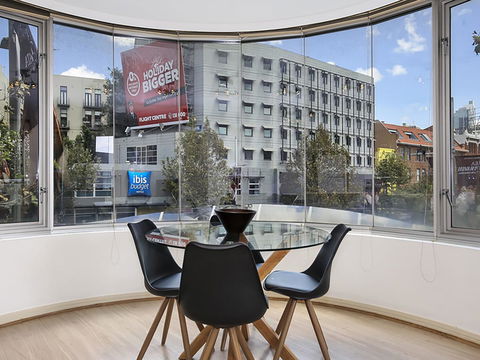 Lower Bridge And Sails - Executive 2BR Darlinghurst Apartment With Balcony And Rooftop Views - Airlie Beach Holiday 1