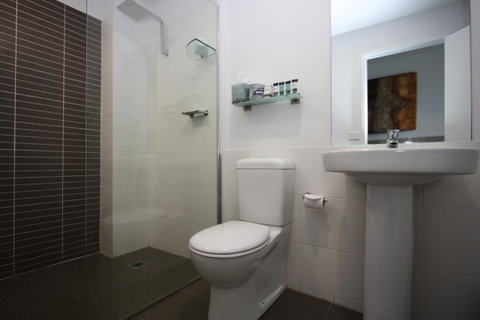 Honeysuckle Executive Apartments - Airlie Beach Holiday 22