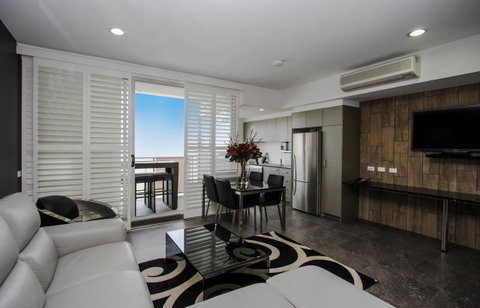 Honeysuckle Executive Apartments - Airlie Beach Holiday 11