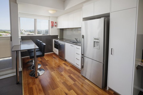 Honeysuckle Executive Apartments - Airlie Beach Holiday 4