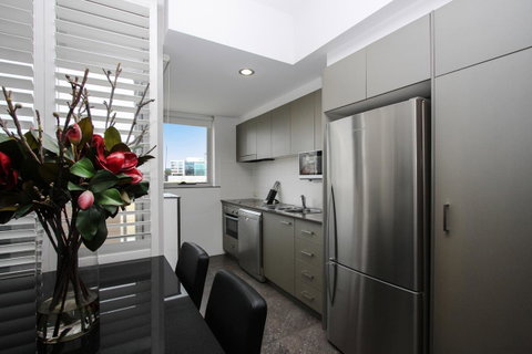 Honeysuckle Executive Apartments - Airlie Beach Holiday 10
