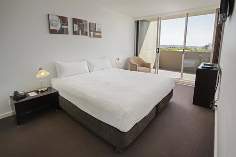Honeysuckle Executive Apartments - Airlie Beach Holiday 36