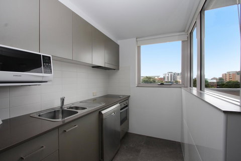Honeysuckle Executive Apartments - Airlie Beach Holiday 24