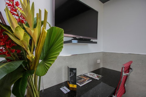 Honeysuckle Executive Apartments - Airlie Beach Holiday 20