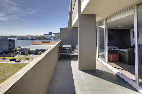 Honeysuckle Executive Apartments - Airlie Beach Holiday 41