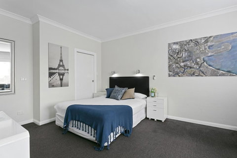 Airport Hotel Sydney - Airlie Beach Holiday 2