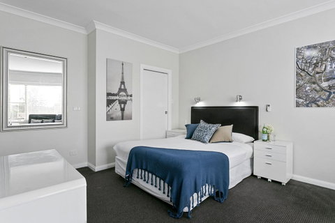 Airport Hotel Sydney - Airlie Beach Holiday 9