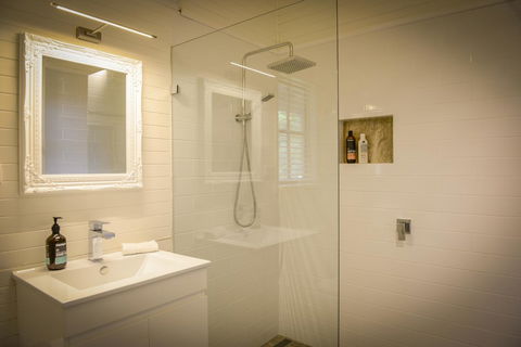 Arcadia - The Barn Cottage & Rosehill Cottage - Airlie Beach Holiday 11