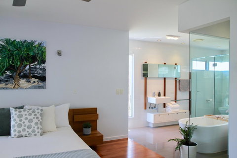Casuarina Beachfront House - Hostie Properties - Airlie Beach Holiday 8