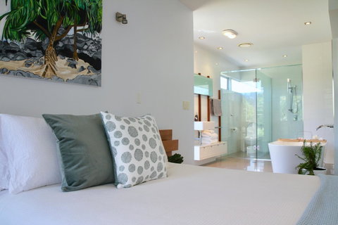 Casuarina Beachfront House - Hostie Properties - Airlie Beach Holiday 9