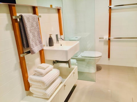 Casuarina Beachfront House - Hostie Properties - Airlie Beach Holiday 5