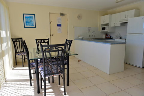 Beach House Holiday Apartments - Airlie Beach Holiday 11