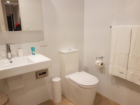 Arena Luxury Beachfront Apartment - Airlie Beach Holiday 30