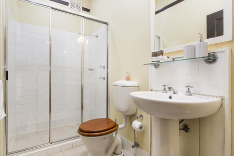 Sydney Harbour Bed And Breakfast - Airlie Beach Holiday 36