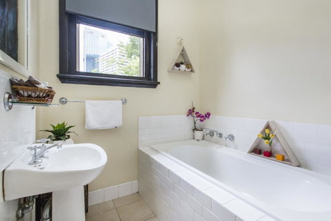 Sydney Harbour Bed And Breakfast - Airlie Beach Holiday 24