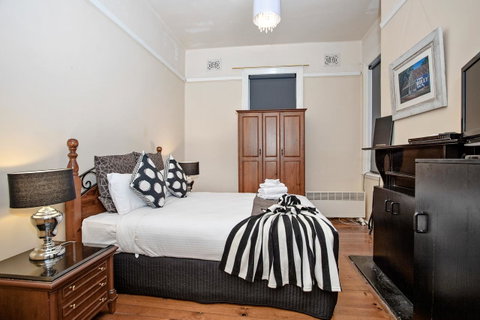 Sydney Harbour Bed And Breakfast - Airlie Beach Holiday 3
