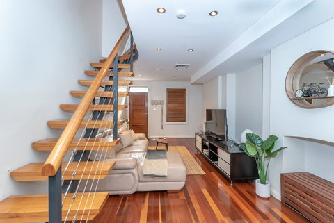 2 Bed House + Loft In Pyrmont - Airlie Beach Holiday 10