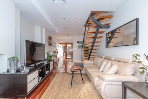 2 Bed House + Loft In Pyrmont - Airlie Beach Holiday 0