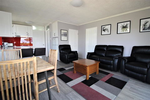 Beachfront 3, 25 Willow Street - Airlie Beach Holiday 0