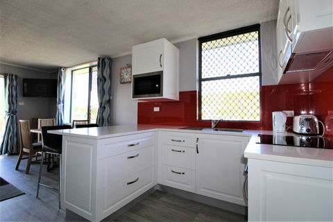 Beachfront 3, 25 Willow Street - Airlie Beach Holiday 6