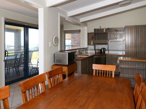 2 Cliff Road - Airlie Beach Holiday 5