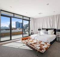 Darling Harbour Penthouse ViewsJacuzzi - Airlie Beach Holiday